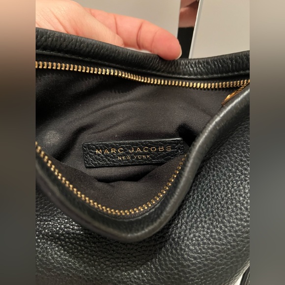 Marc Jacobs New York black pebbled leather crossbody bag with gold hardware - Picture 5 of 10